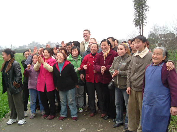 Agricultural guests have a photo with local farmers